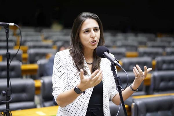 Natália Bonavides se pronuncia após ter recebido honraria da PM