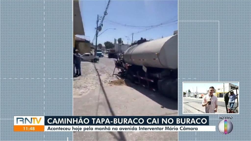 NÃO VALE RIR: O carro do tapa-buracos caiu no buraco