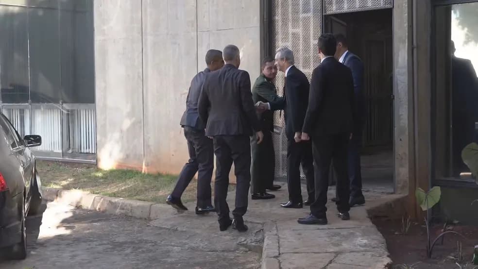 Mauro Cid chega à CPI com roupa do exército e adota ‘estratégia de silêncio’ para o depoimento
