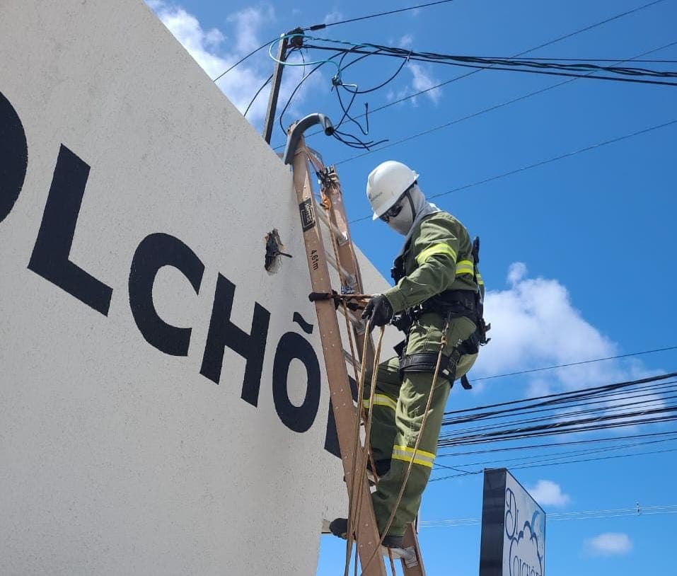 VÍDEO: Neoenergia Cosern desativa “gato” de energia em loja de colchões de Parnamirim