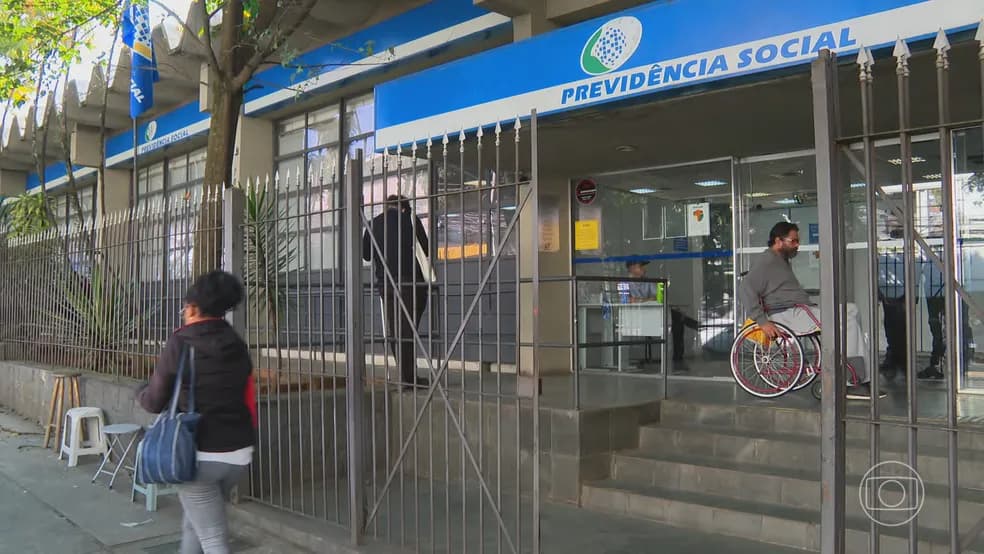 Aumento da fila, ‘farra de passagens’ e pressão do PT derrubam presidente do INSS