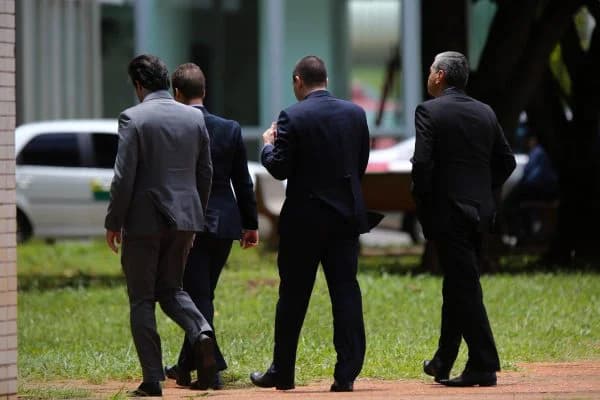 Governo atualiza regras para servidores e acaba com “batida de ponto”