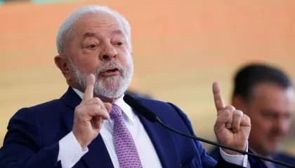 Presidente do BC é teimoso, mas taxa de juros logo começará a cair, diz Lula