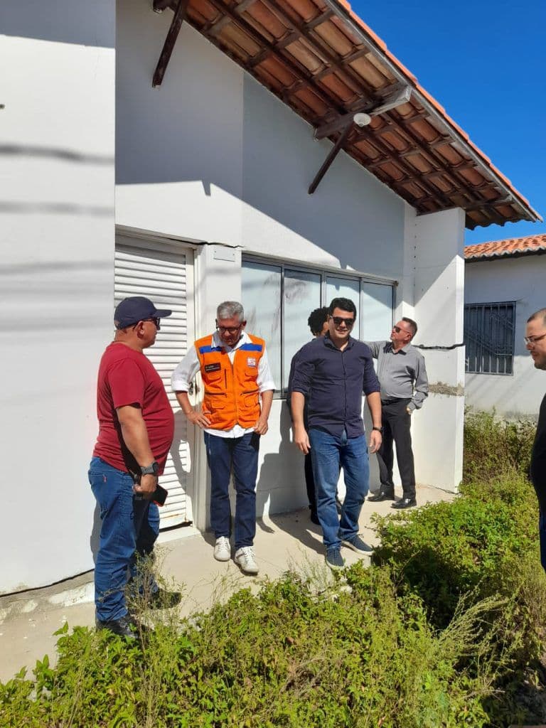 Juiz Federal e Caixa Econômica Federal inspecionam imóveis do Conjunto Residencial Odete Rosado