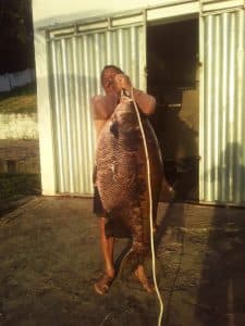 FOTO E VÍDEO: Pescador pega tambaqui de 62 kg na lagoa de Extremoz