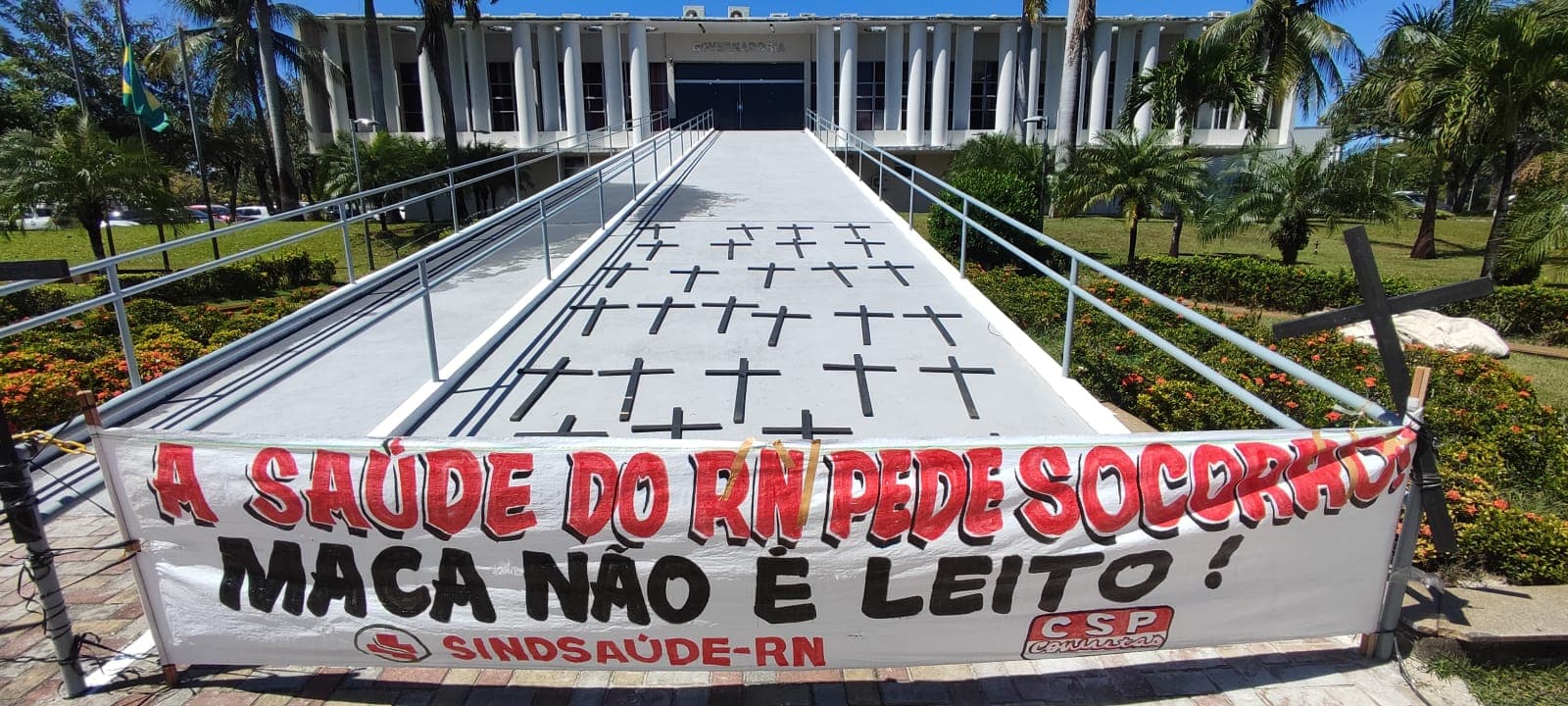 Com cruzes pretas e faixas, servidores da saúde e do Detran se manifestam contra Governo Fátima