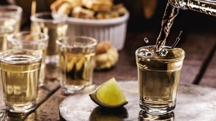Terceiro destilado mais consumido no mundo, cachaça movimenta R$ 15,5 bilhões por ano no Brasil