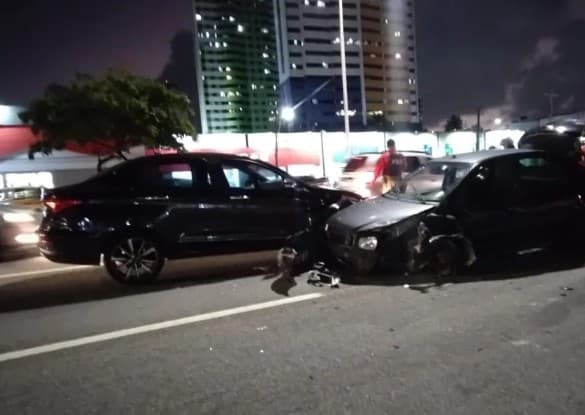 Motorista invade contramão e atinge quatro veículos na BR-101 em Natal