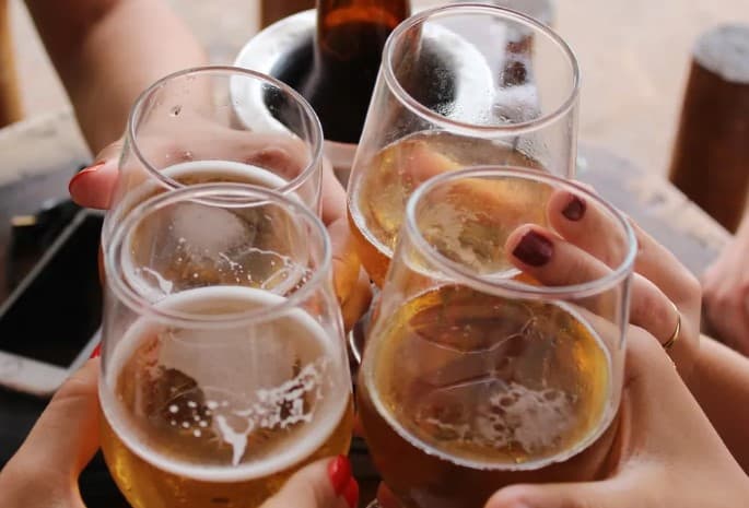 Consumo de cerveja sem álcool dispara no Brasil, vira tendência e deve chegar a quase 500 milhões de litros produzidos em 2023