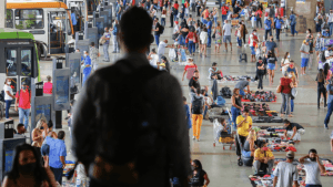 Brasileiros dizem viver em país racista, mas negam praticar discriminação