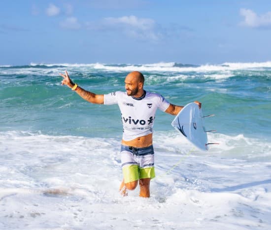 Após brilhar na etapa brasileira do Circuito da WSL, eliminando os dois primeiros do ranking mundial, potiguar Jadson André deixa a competição
