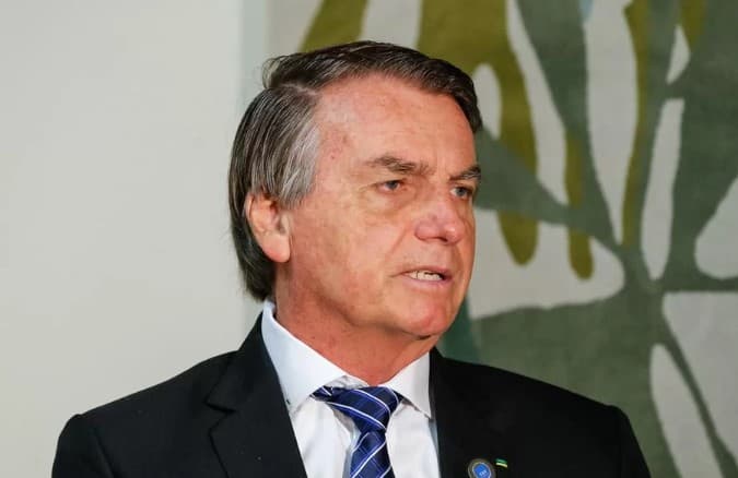 Defesa de Bolsonaro afirma não ter recursos para pagar multas e oferece apartamento para desbloquear contas bancárias