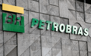 Com nova política da Petrobras, preço da gasolina no país descola do exterior e pressiona estatal por reajuste; entenda