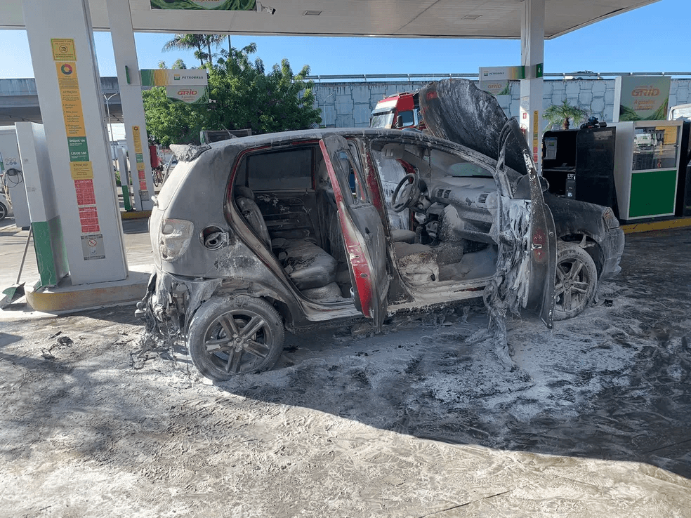 Carro explode e deixa três pessoas feridas em posto de combustíveis em Parnamirim