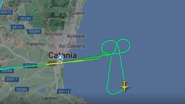 VÍDEO: Avião cria padrão de voo em forma de pênis na Itália, e autoridades dizem que foi ‘sem querer'