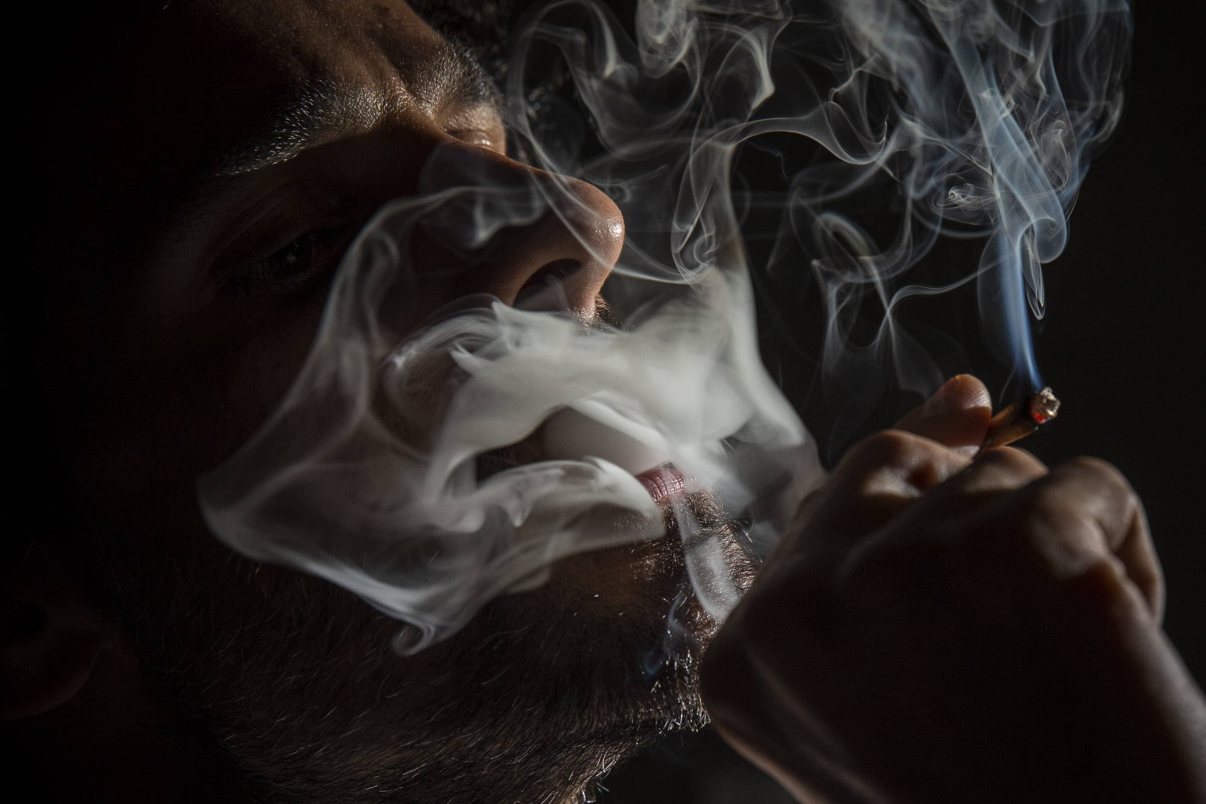 MÔNICA BERGAMO: Descriminação da maconha no STF só resolverá a vida do playboy, diz autor de ação; ministros rebatem