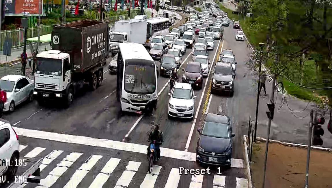 Micro-ônibus causa acidente na Roberto Freire e deixa trânsito caótico no local