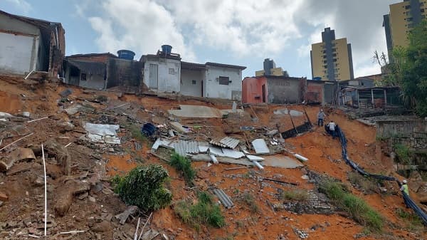 Famílias afetadas por desabamento irão receber aluguel social, diz Semtas