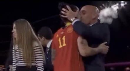 Jogadora da Espanha leva beijo na boca durante premiação da Copa Feminina e se irrita: ‘Não gostei'