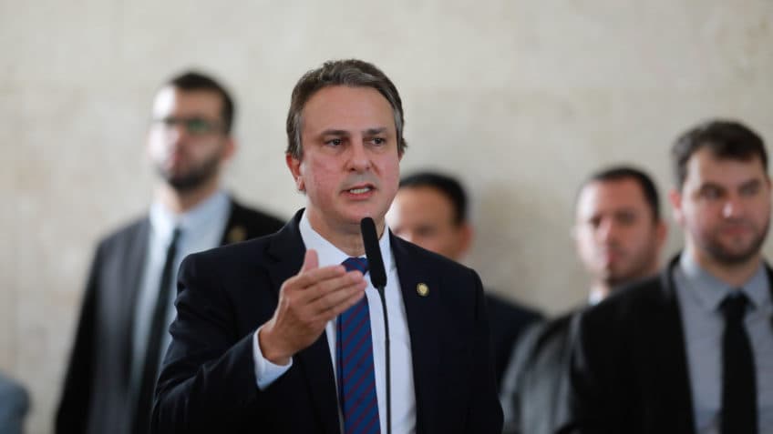 Governo quer bolsa de incentivo para ensino médio, diz Camilo Santana