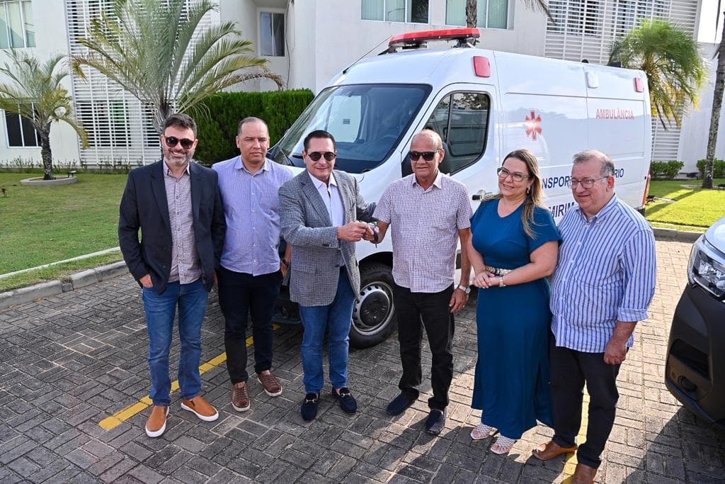 Ezequiel Ferreira entrega ambulâncias e fala que solicitou novas viaturas para Parnamirim
