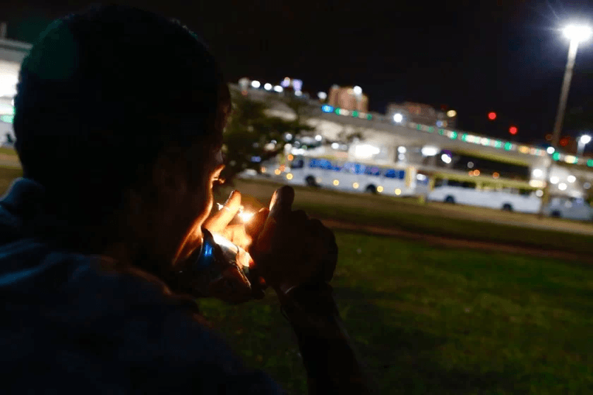 Usuários de crack vão a delegacia para denunciar traficante que se passava por PM para roubar droga