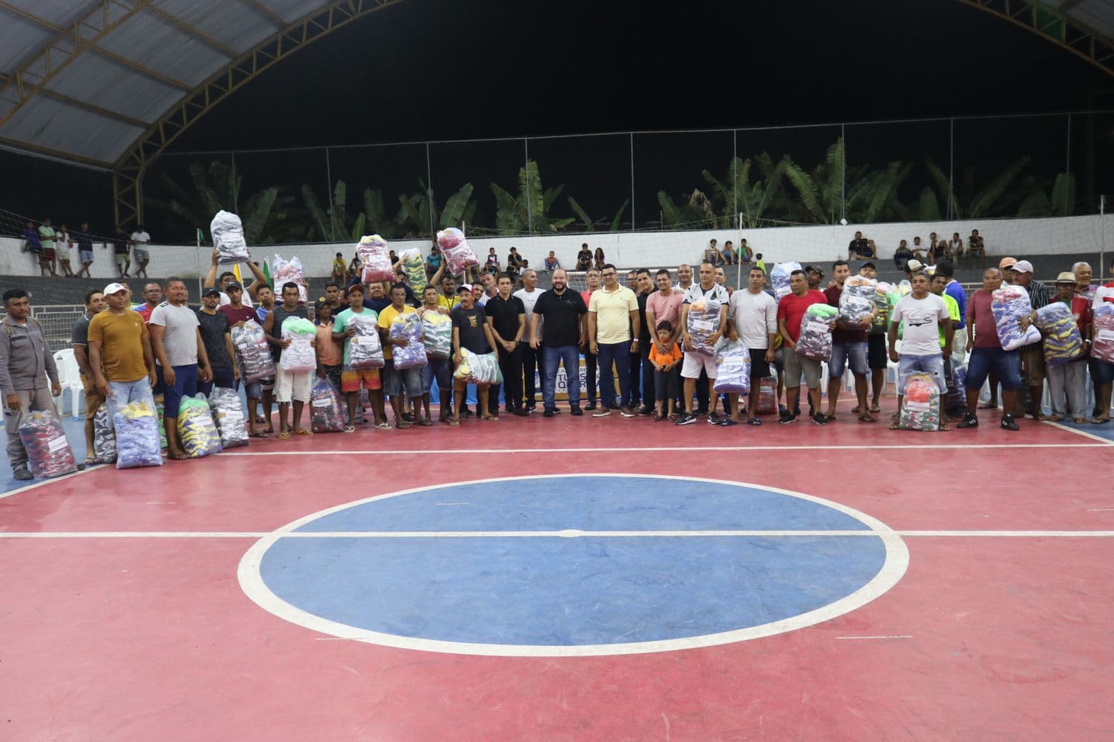 Prefeito Wilsinho Ribeiro entrega uniformes para times do Campeonato de Futebol de Canguaretama
