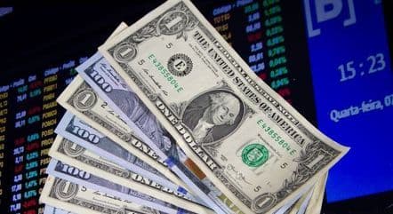Dólar cai e tarifas dos EUA podem mudar após conversa entre Lula e Trump
