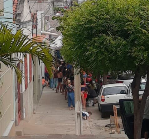 CAICÓ: Fila já é grande em frente a Sex Shop que prometeu distribuir gratuitamente 500 vibradores