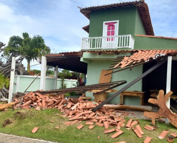 FOTOS: Viatura da PM colide contra residência na praia de Tabatinga, em Nísia Floresta