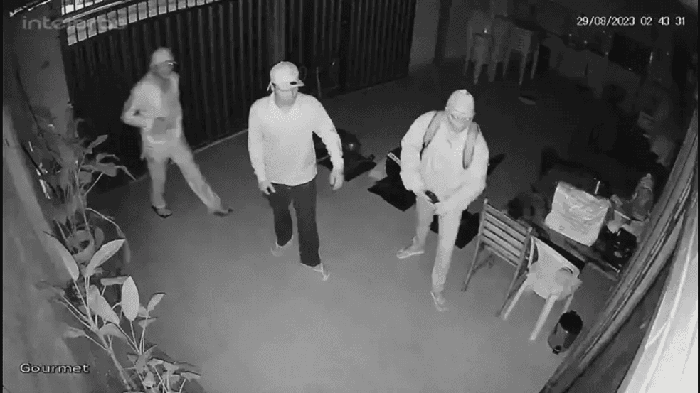 VÍDEOS: Bandidos arrombam casa, rendem família e fazem arrastão em Natal