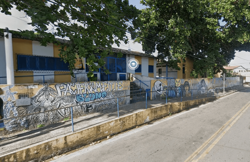Escola estadual na Zona Leste de Natal está há mais de três anos fechada por problemas estruturais; reforma teve início neste mês