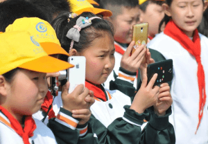 China quer limitar o uso de celulares por crianças para 2h/dia