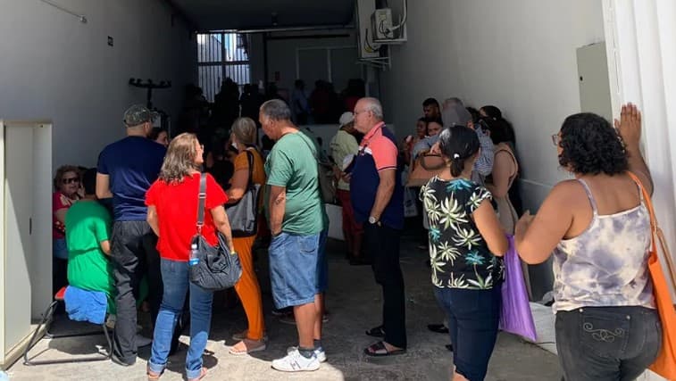 Pacientes esperam horas em fila para retirar medicamentos psiquiátricos na Central do Cidadão em Natal