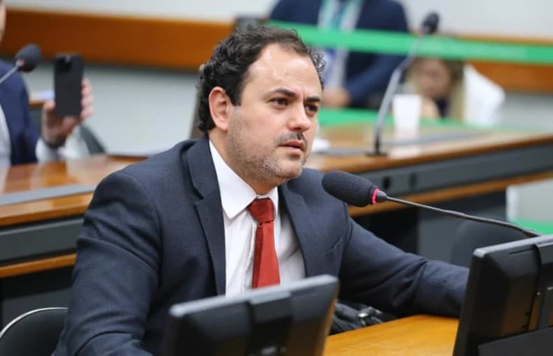 O FEITIÇO MUDOU DE LADO: Após proibir manifestação, Justiça do Rio multa o deputado federal Glauber Braga em R$ 1 milhão