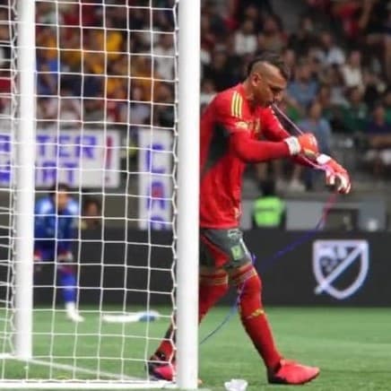 [VÍDEO] PODE ISSO, ARNALDO? Goleiro faz truque de mágica para distrair batedor e defende pênalti