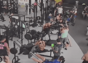 VÍDEO: Aparelho de ginástica cai em aluno em academia e causa dano na medula