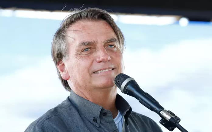 Bolsonaro faz pix de R$ 100 mil para viúva de PM morto no Guarujá