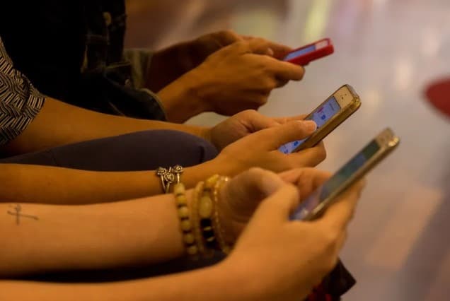 Brasileiro passa em média 91 horas semanais conectado, quase 20% delas a trabalho