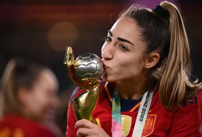 Autora do gol do título da Espanha na Copa do Mundo perdeu o pai e só foi informada sobre morte dele após a final