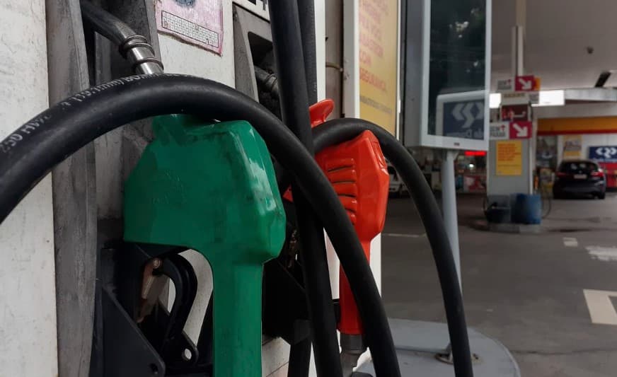 FAZ O L: Litro do diesel ultrapassa R$ 7 em 11 Estados e chega a R$ 8 em SP; gasolina sobe 4%