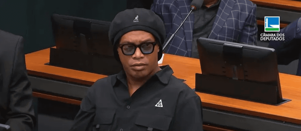 Após duas ausências, Ronaldinho Gaúcho chega para depor à CPI das Pirâmides Financeiras
