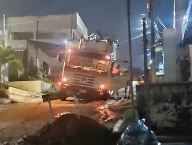 Carro de coleta de lixo fica preso em buraco em rua no bairro Nordeste
