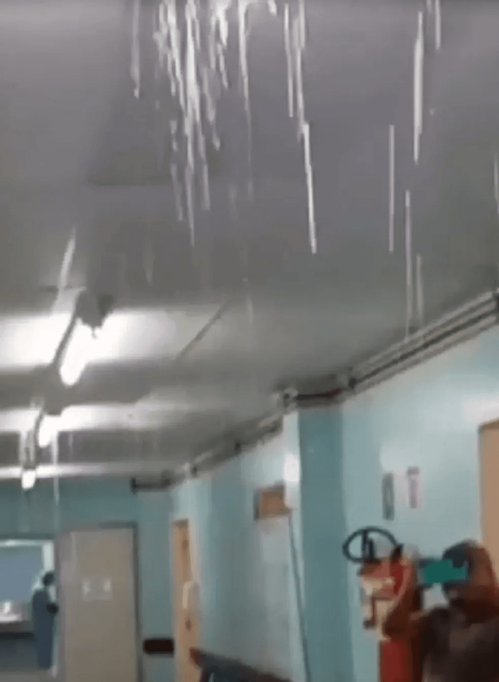 VÍDEO: Imagens mostram vazamento de água no teto de corredor do Hospital Walfredo Gurgel em Natal