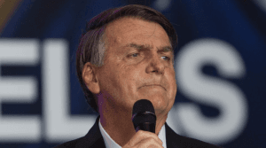 “Não peguei dinheiro de ninguém”, diz Bolsonaro sobre joias