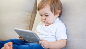 Mais tempo de tela atrasa o desenvolvimento de bebês