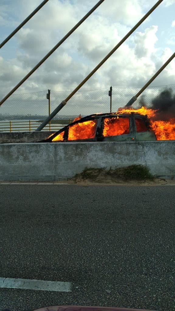 Carro pega fogo na Ponte Newton Navarro e trânsito fica parado
