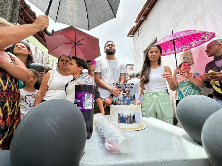 Moradores de Neópolis protestam pedindo solução para desabamento