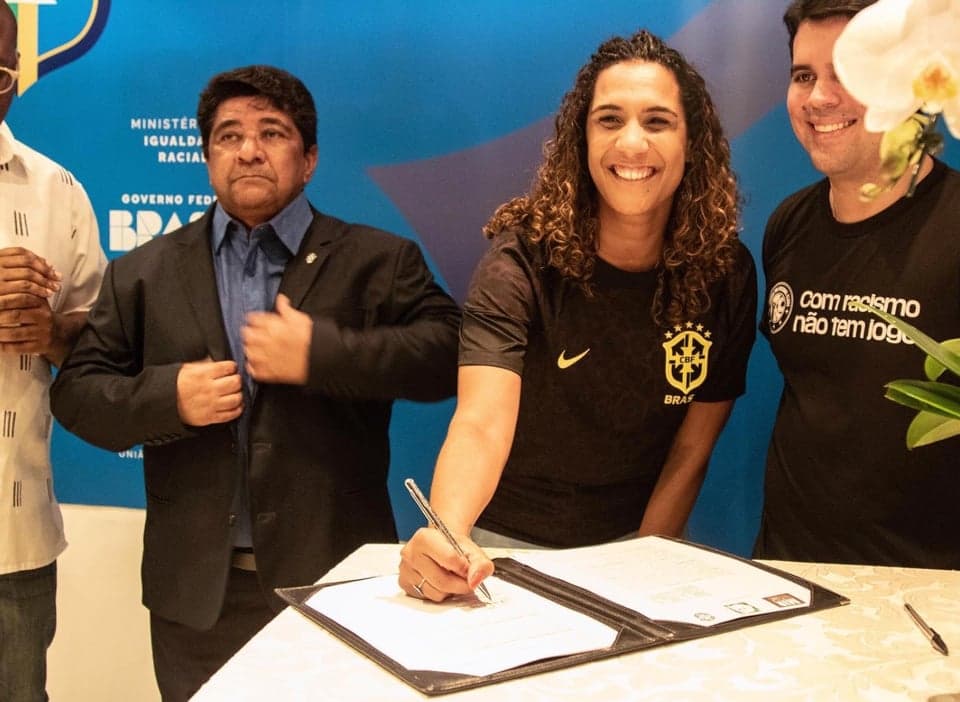 Ministra Anielle Franco, flamenguista, reclama após críticas por viajar de FAB para a final da Copa do Brasil e diz que abriu mão do domingo em família