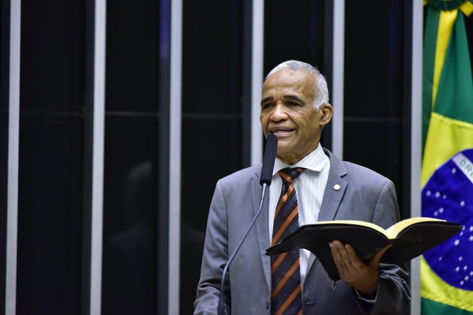 Deputado pastor "ex-gay" discursa contra veto ao casamento homoafetivo